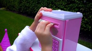 Настя работает в салоне красоты