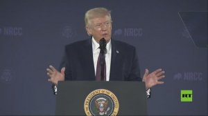 ترامب يسخر من بايدن ويقلده بطريقة طريفة خلال مناسبة مهمة في واشنطن