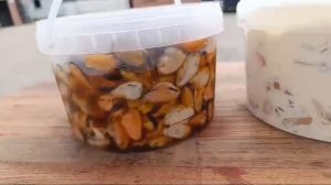 Маринованные мидии в ведерках