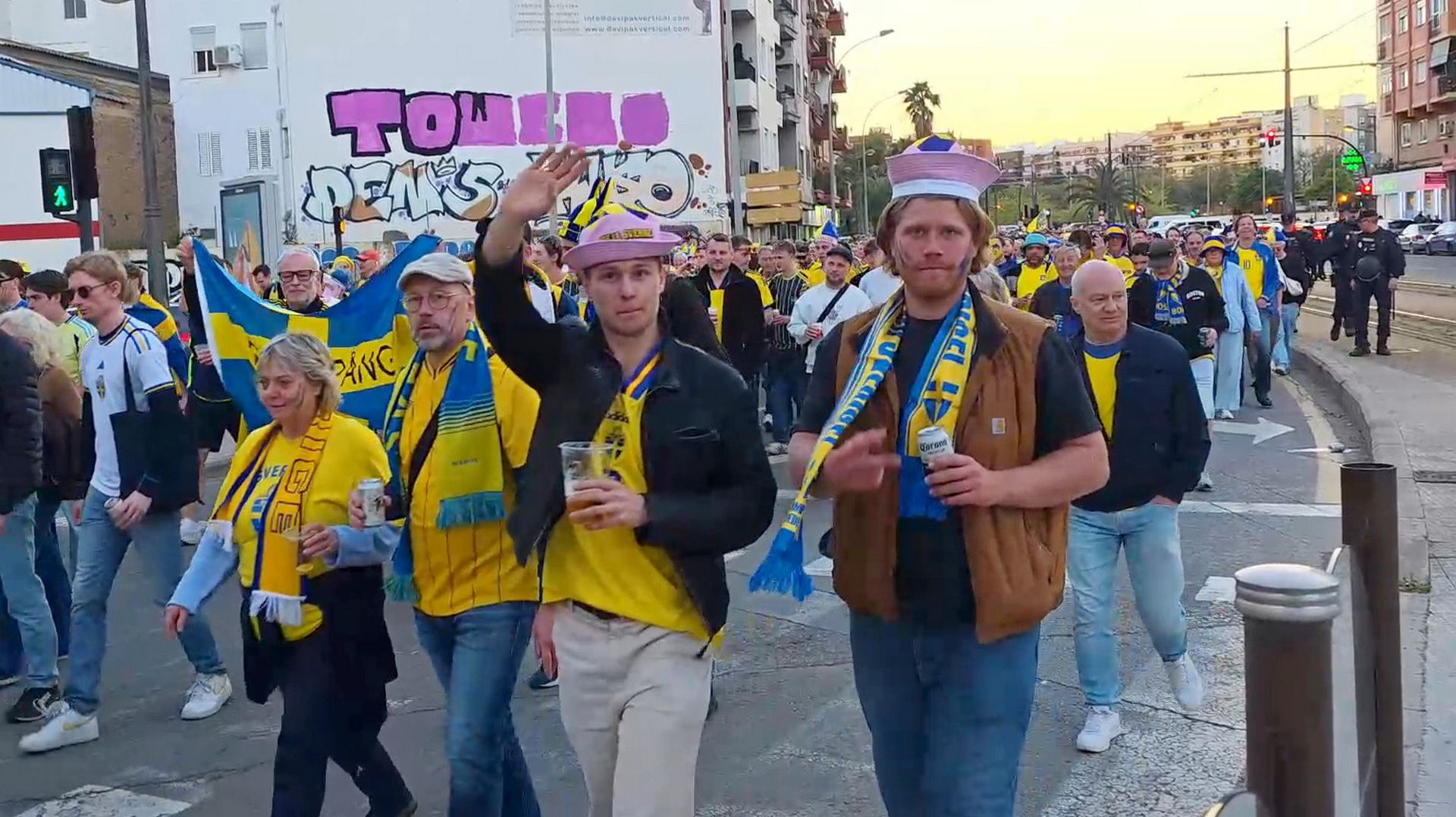 На футбол сегодня в Валенсию приехала вся Швеция 😂
