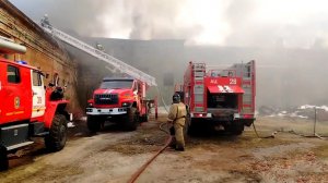 Кровля суконной фабрики загорелась в Тамбовской области: кадры.