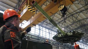 Медведев указал на высокие темпы производства оружия в России