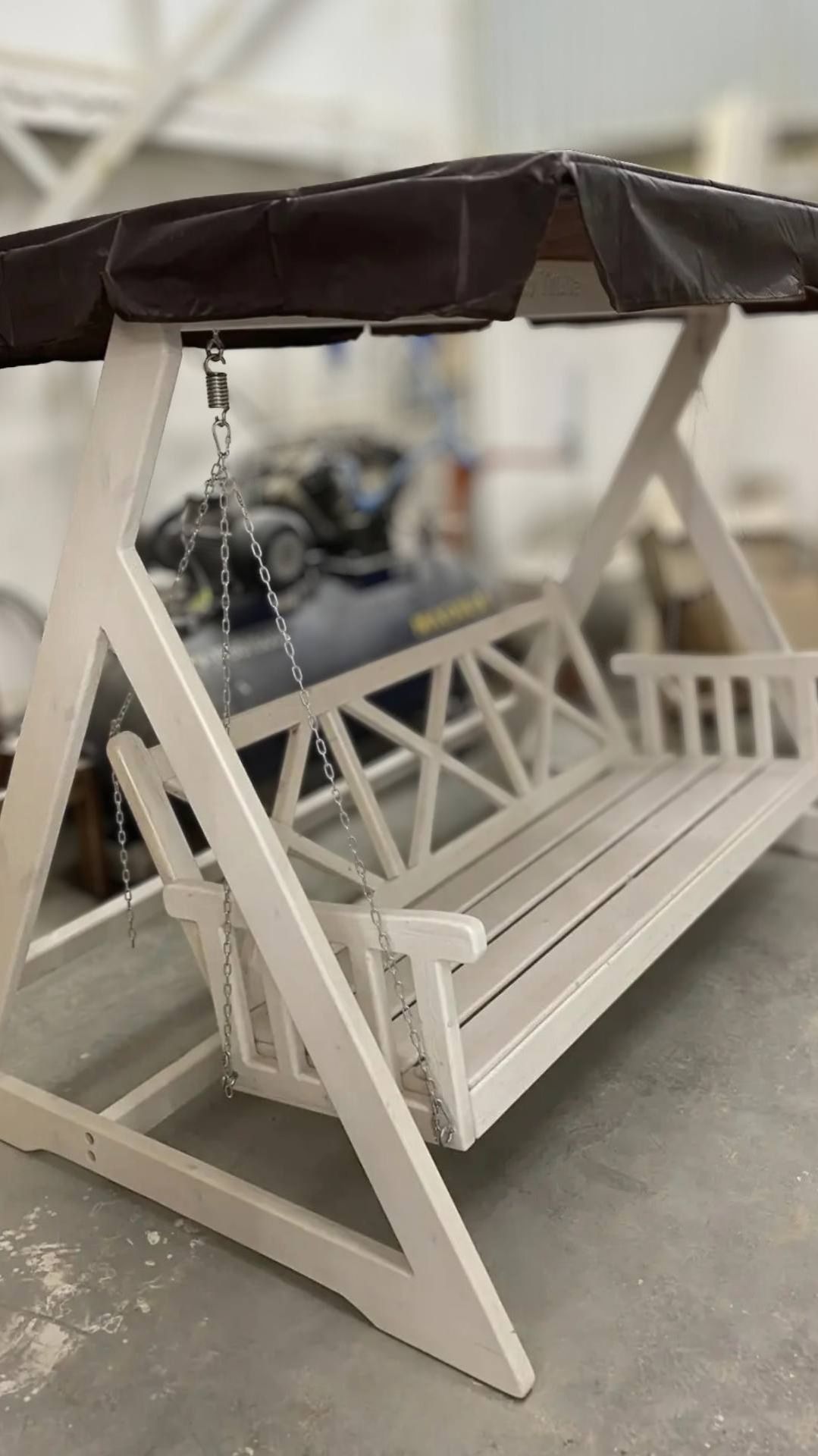 Садовые качели из массива: надёжные, тёплые, не скрипят. Служат годами