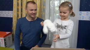 Катя и коробка с игрушками для девочек