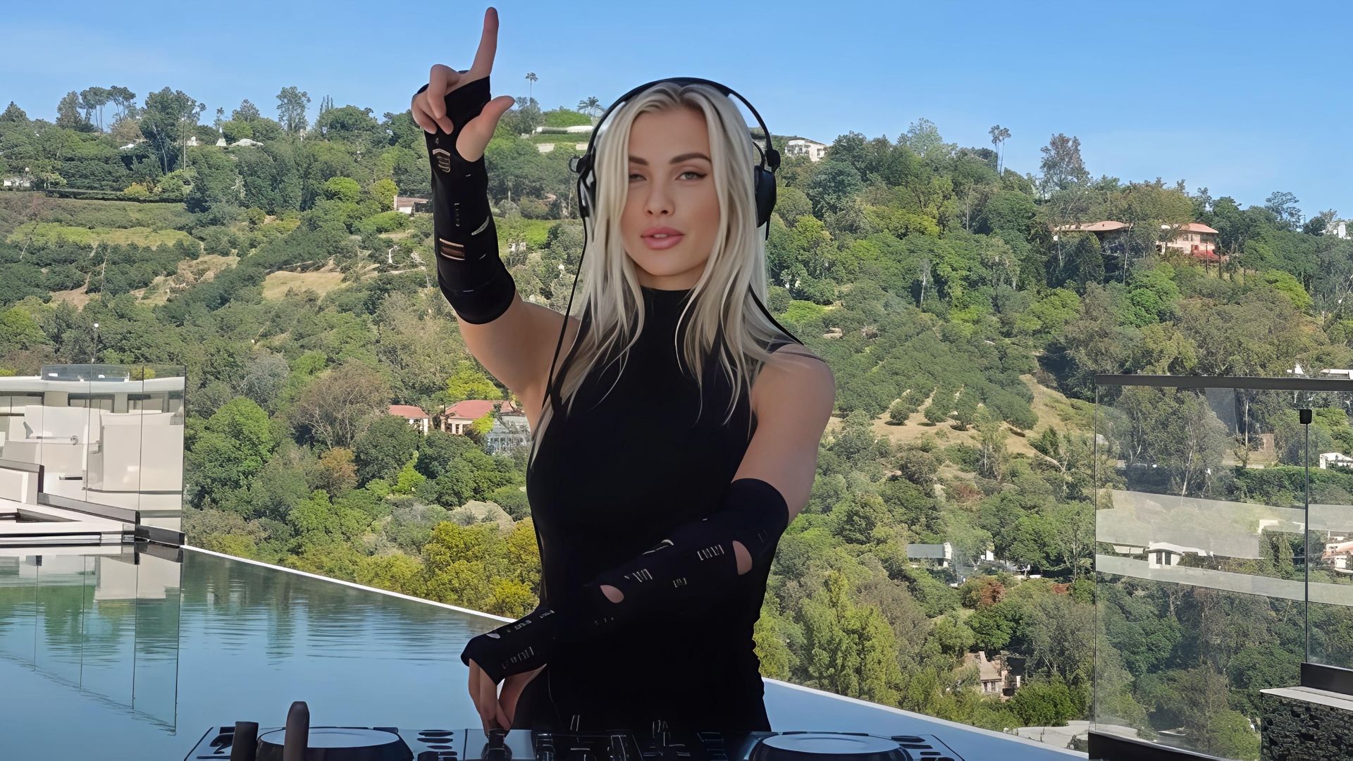 OLIWIA MOON - Melodic House & Techno