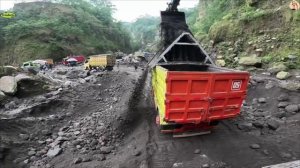 Строительство, экскаватор копает песок