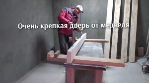 Делаю крепкую деревянную дверь от медведя