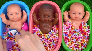 Мультики про пупсов. Пупсы в разноцветных ванночках с конфетами. Мультики для детей и малышей