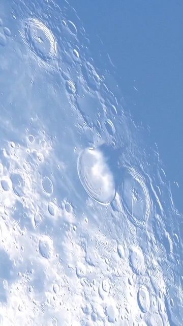 Редкое видео падения метеорита на поверхность луны