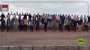 سكان جزيرة هرمز يشكلون سلسلة بشرية وسط تصاعد التوترات في المنطقة