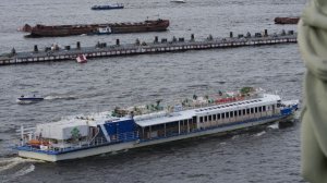 По Неве в Петербурге прошли первые прогулочные суда