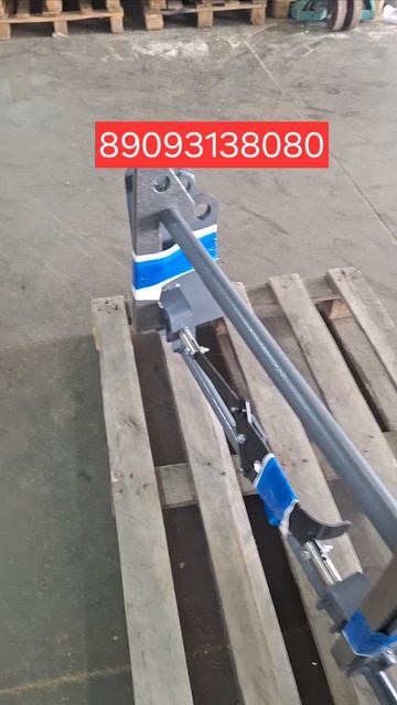 Рамка-быстросъём с крючками на ковш и вилы.