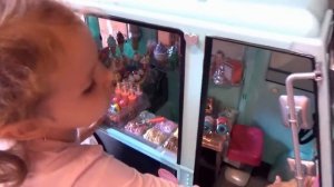 Катя в магазине игрушек