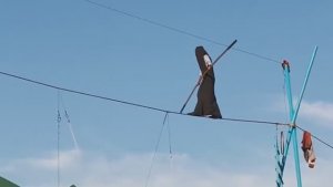 Ходили смотреть канатоходцев зрелищное представление