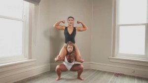 Две мускулистые красотки меряться силой
