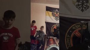 игра на барабанах ужасно