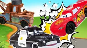 МУЛЬТИКИ ПРО МАШИНКИ 🚗 МОЛНИЯ МАКВИН ПОПАЛСЯ В ЛАПЫ ШЕРИФУ. ГРУЗОВИЧОК МЭТР ЕДЕТ ВЫРУЧАТЬ ДРУГА