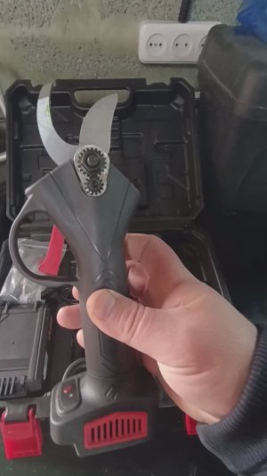 Секатор аккумуляторный для сада.