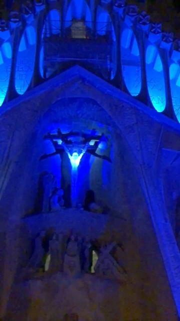 Саграда Фамилия в вечерней подсветке🌚