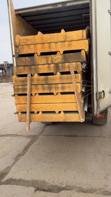 Говорят, что эти #сэндвичпанели до сих пор по городу собирают😃