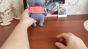 Кошачий и куклячий бум 🤣, и они ищут добрые ручки 🤗. Табличка к марафону.