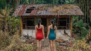 Две девушки приехали в деревню, чтобы построить дом в лесу. Жизнь на природе. Бушкрафт