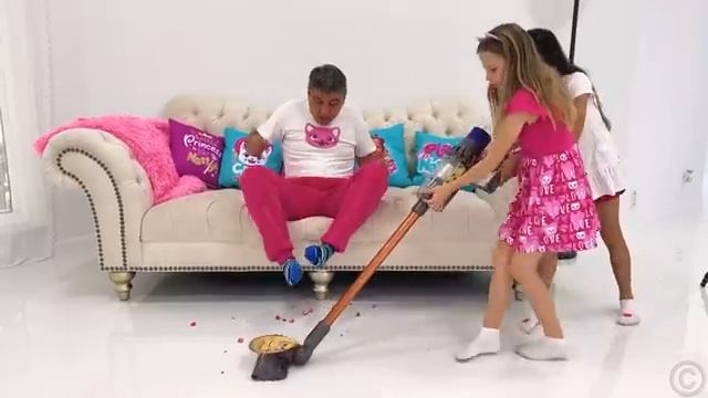 Папа придумал как помочь Насте и Эвелин убраться в комнате [get.gt]