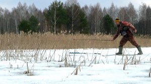 Рыбалка по последнему льду - за крупной плотвой в тростники и браконьерство на озере