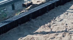 Установка водоотводных пластиковых лотков Аквасток