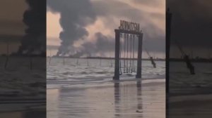 ⚡️Иранская девочка качается на качелях на фоне горящей базы у Ормузского пролива, — СМИ.