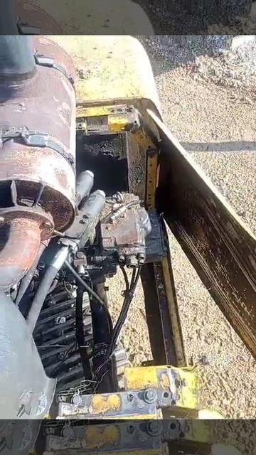 Установка распределителя после его ремонта на экскаватор#ремонтэкскаватора #ремонтспецтехники