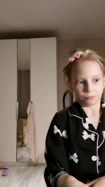 Уничтожает Алису колонку 🤭