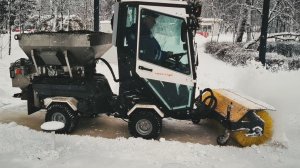 Компактная ВКМ 550 прометает снег щеткой