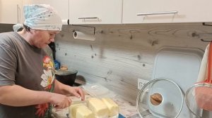 Вот такое молочко. Выход масла из 6 кг сливок.
Мой главный помощник.Жизнь в деревне.