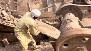 Строительство, дробление щебёнки