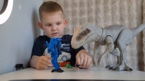 Индоминус рекс и Джей-мин из Диностер