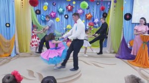 Зажигательный танец пап с дочками на выпускном