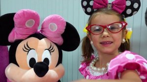 Макс и Кэти - их гигантские сюрпризные игрушечные яйца.