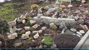 Снег растаял. Обзор каменистой горки.