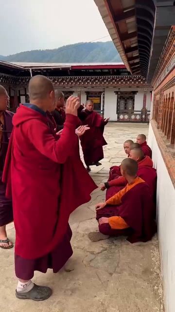 Бутан — загадочное горное королевство в Гималаях между Индией и Китаем, гордо носящее самоназвание «