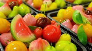 тайский десерт в виде фруктов Luk Chup