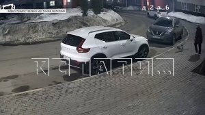 За чистый двор без машин жители элитного ЖК борются, обмазывая фекалиями машины соседей