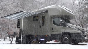 Кемпинг в условиях сильного снегопада