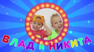 Влад и Никита в костюмах супергероев помогают маме