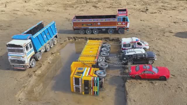 про машинки | Авария самосвала вытаскивает 2 машины Скорой помощи про трактор