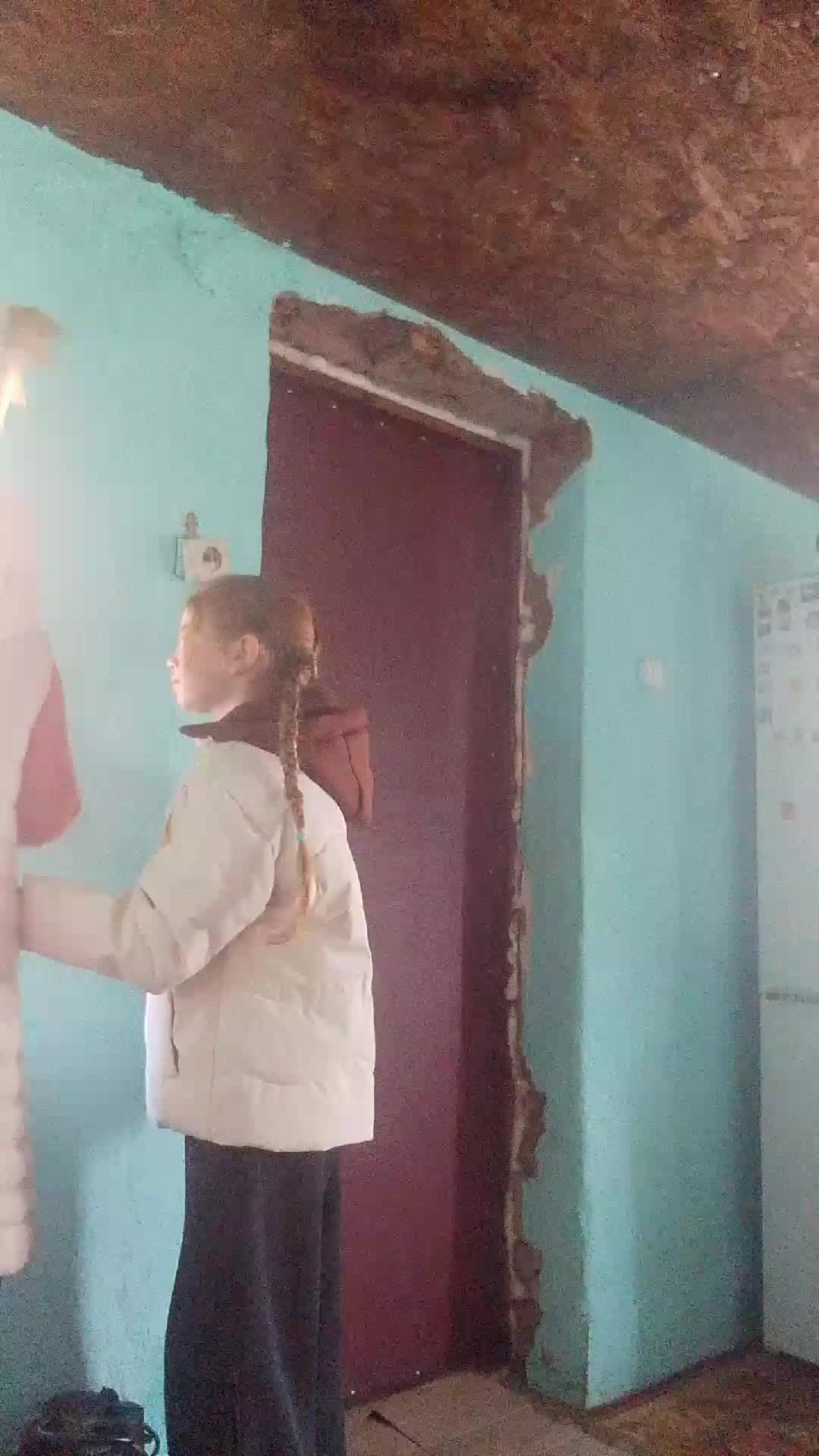 кто-то ломится