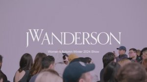 Показ женской коллекции JW Anderson осень-зима 2024-2025