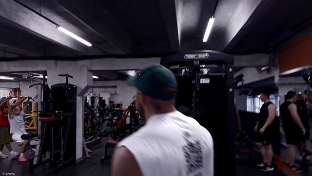 Никита Вяхирев, Наталья Шарапова, Каширина Светлана, Дмитрий Рэй пытаются качаться