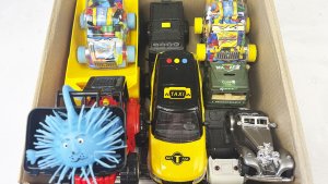 Мультики для детей и малышей. Машинки едут с яркой горки - трассы с сигналами. Мультики машинки