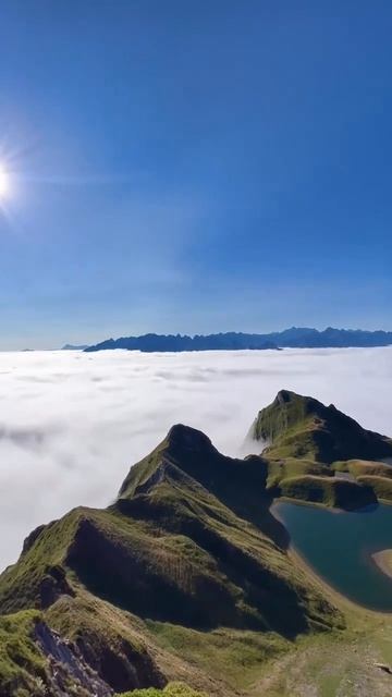 Озеро Монтаньон имеет кристально чистую воду и обрамлено пышной зеленью горных лесов